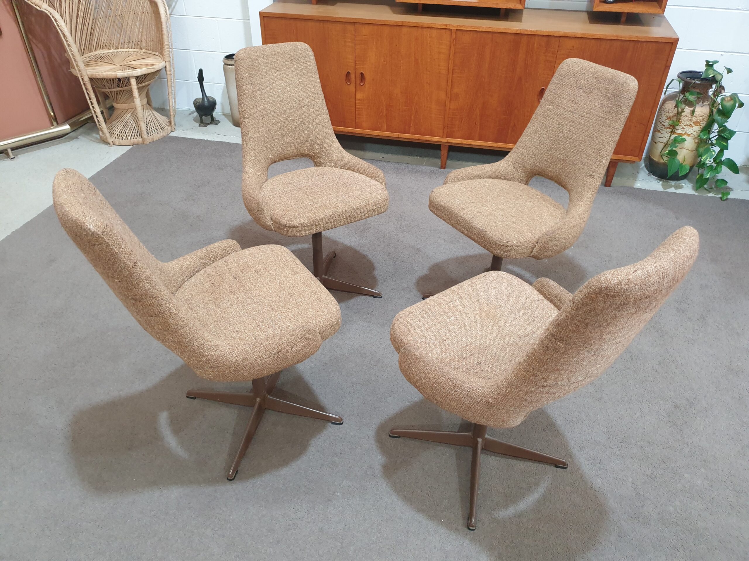 Retro Swivel Kitchen Chairs X 4 KENDALL Hilton And Main   70077 Scaled 