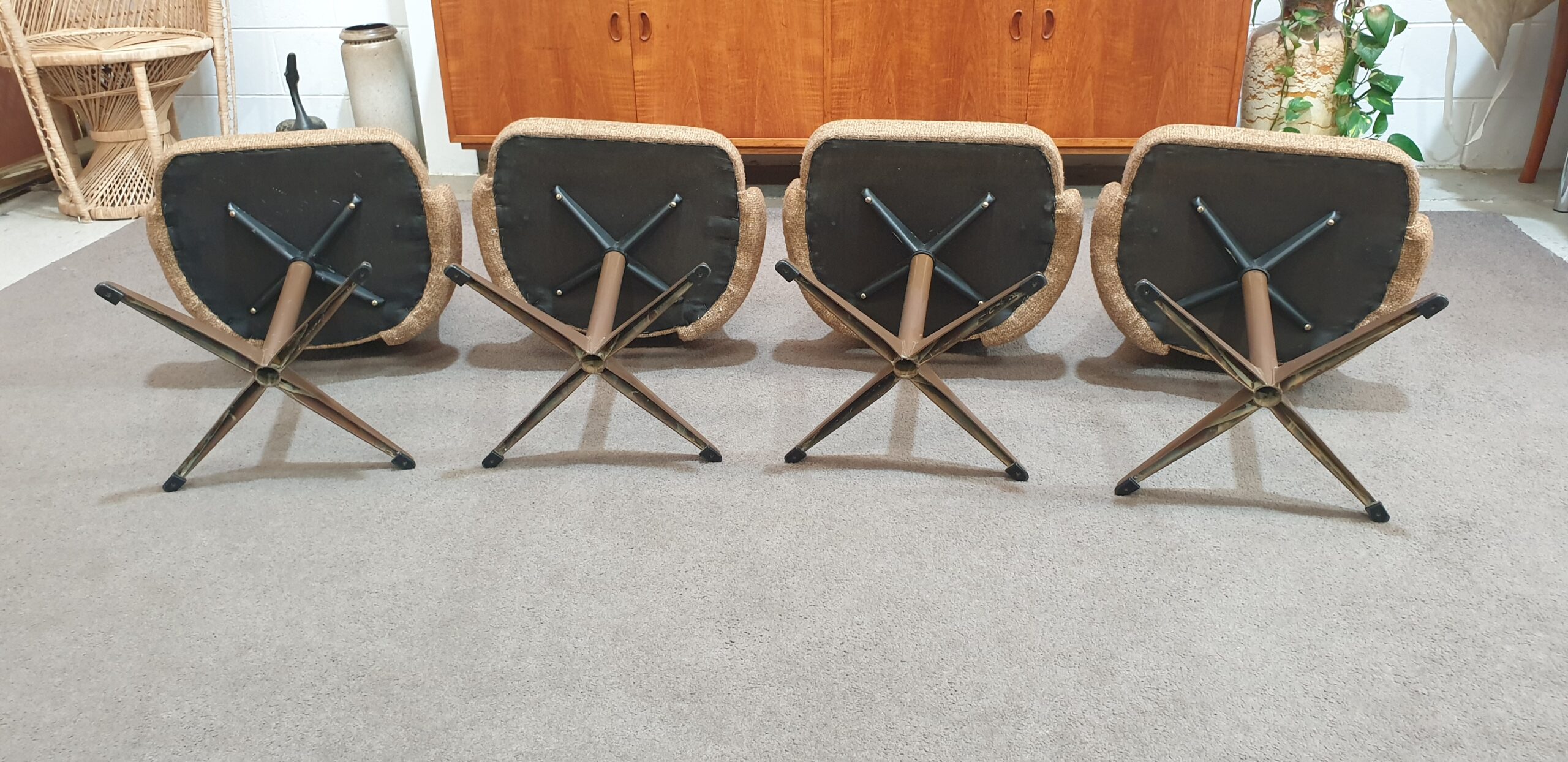 Retro Swivel Kitchen Chairs X 4 KENDALL Hilton And Main   70084 Scaled 