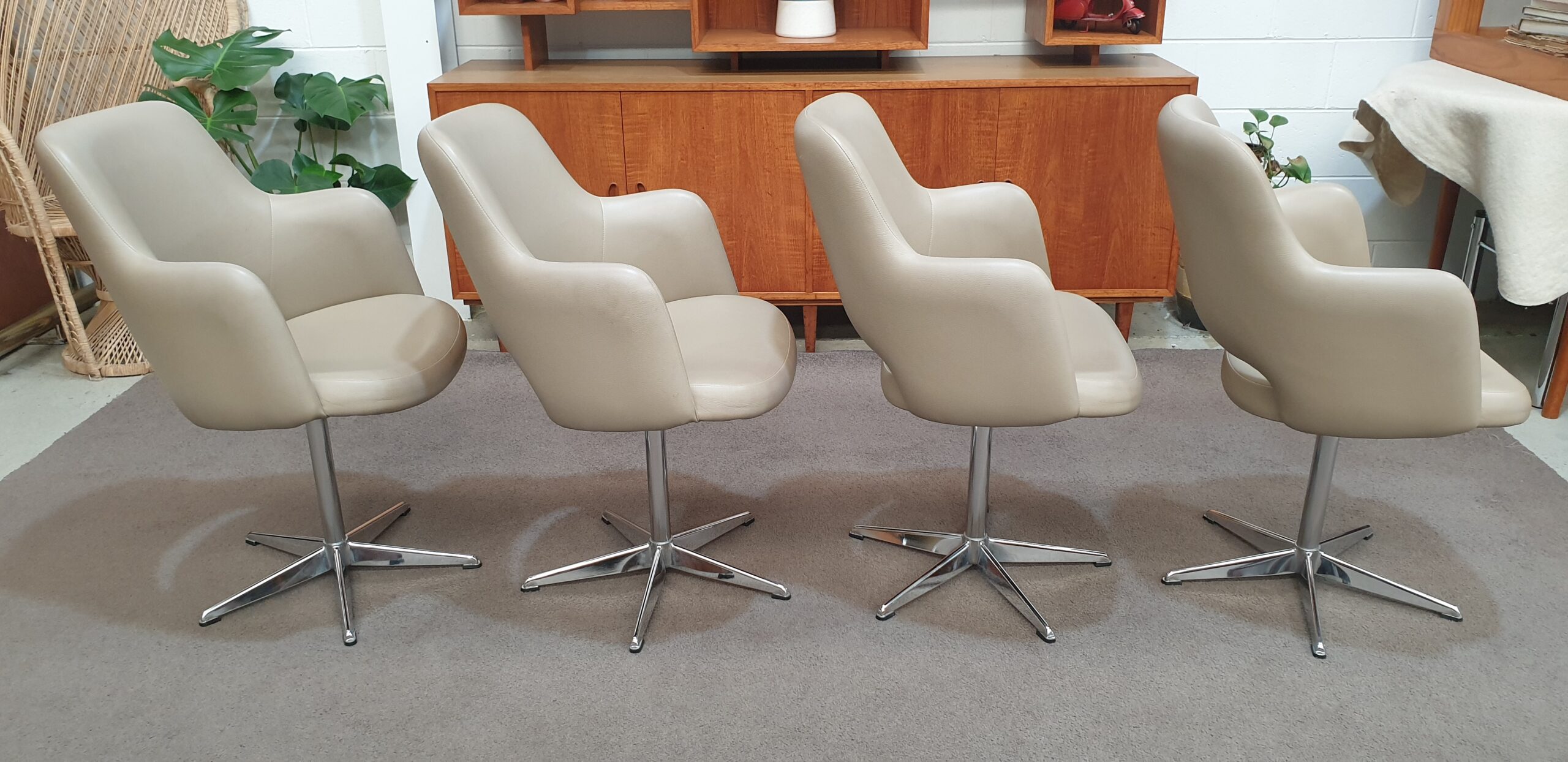 Retro Swivel Kitchen Chairs X 4 KENDALL Hilton And Main   72126 Scaled 