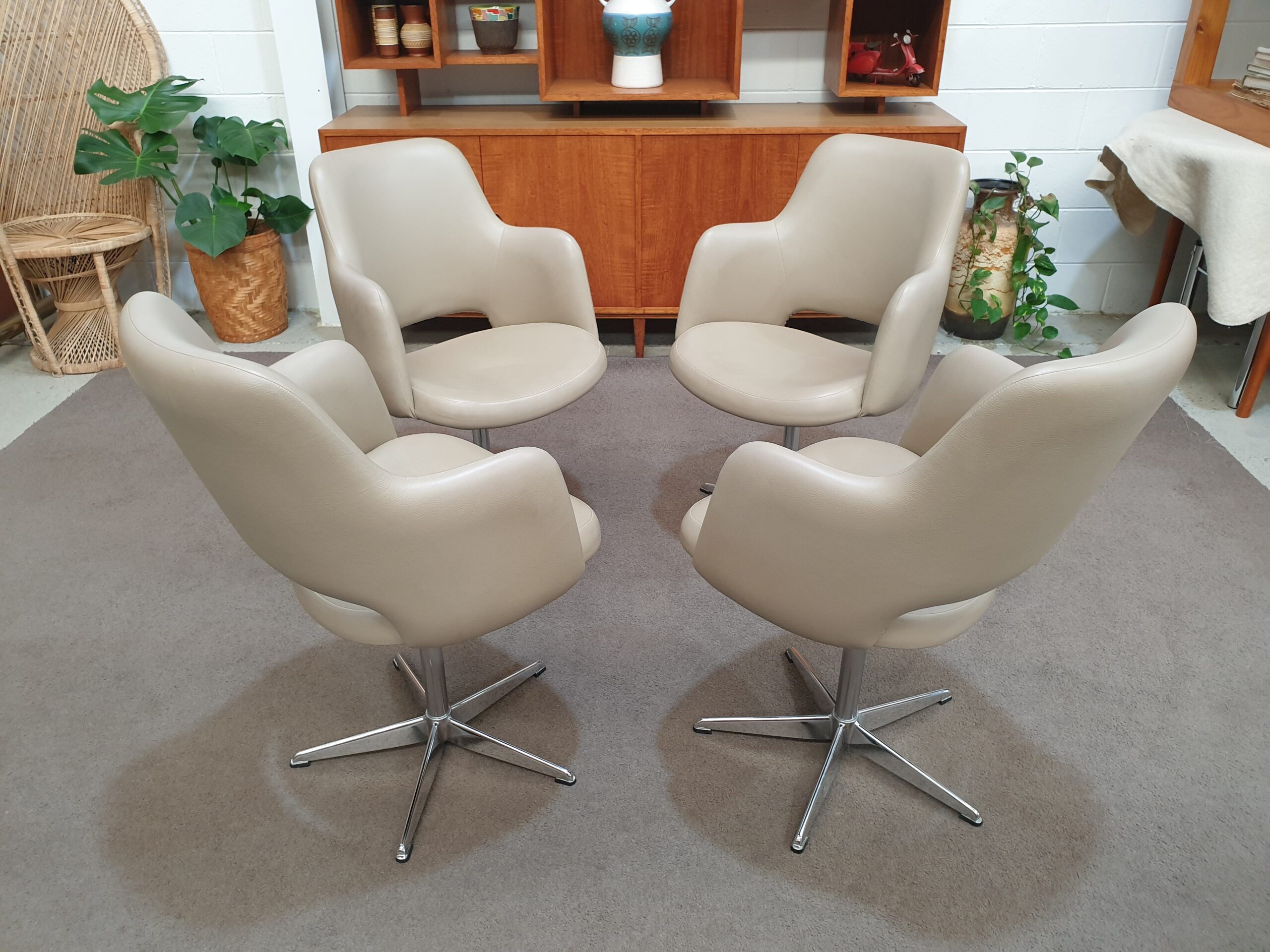 Retro Swivel Kitchen Chairs X 4 KENDALL Hilton And Main   72131 Scaled 