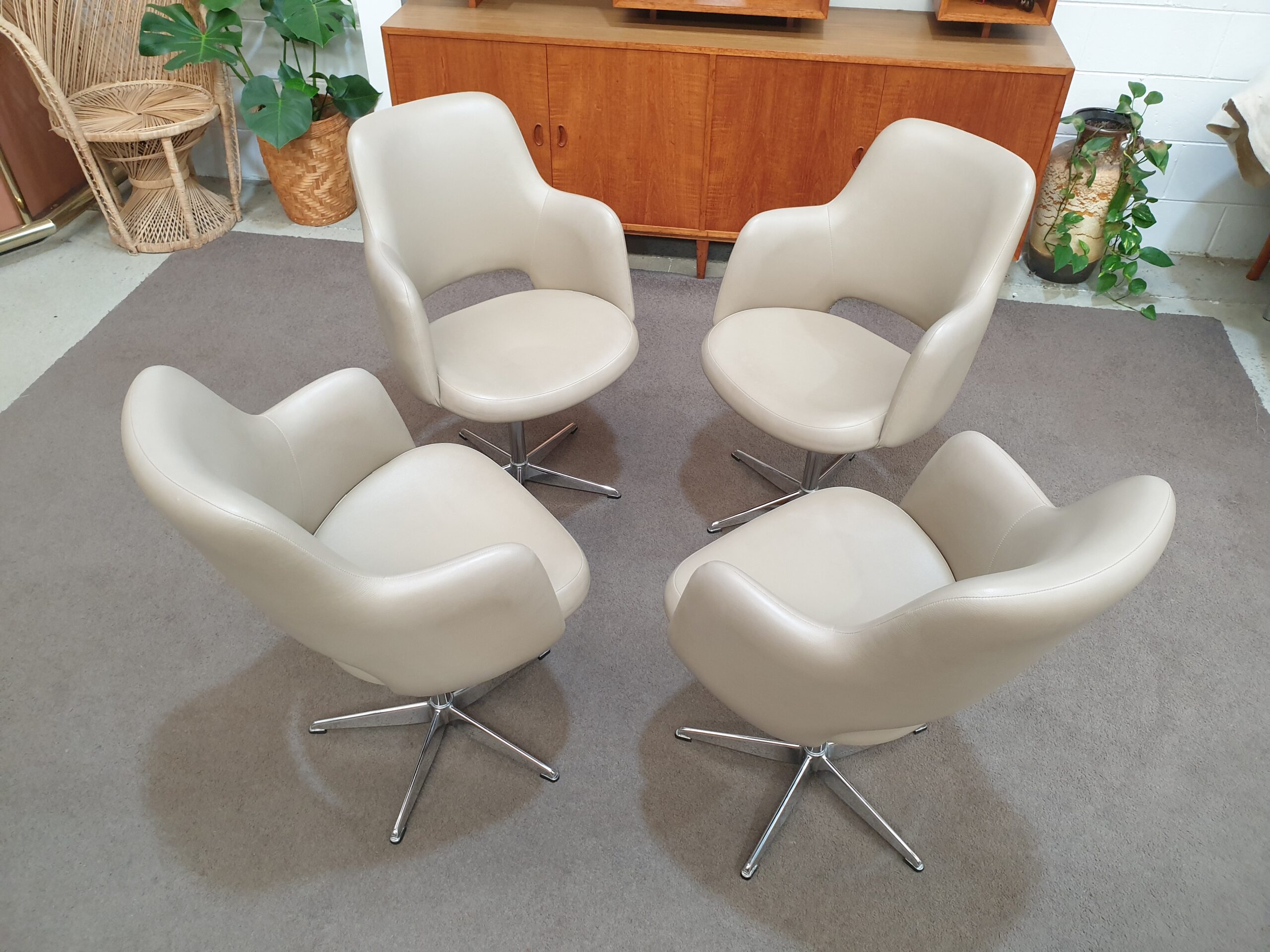 Retro Swivel Kitchen Chairs X 4 KENDALL Hilton And Main   72134 Scaled 