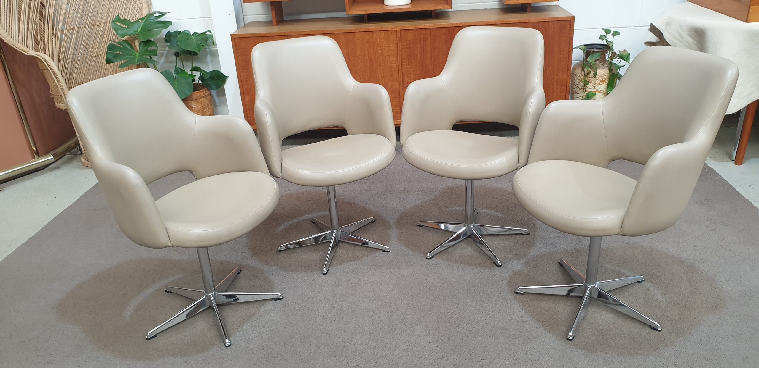 Retro Swivel Kitchen Chairs X 4 KENDALL Hilton And Main   72135 Scaled 