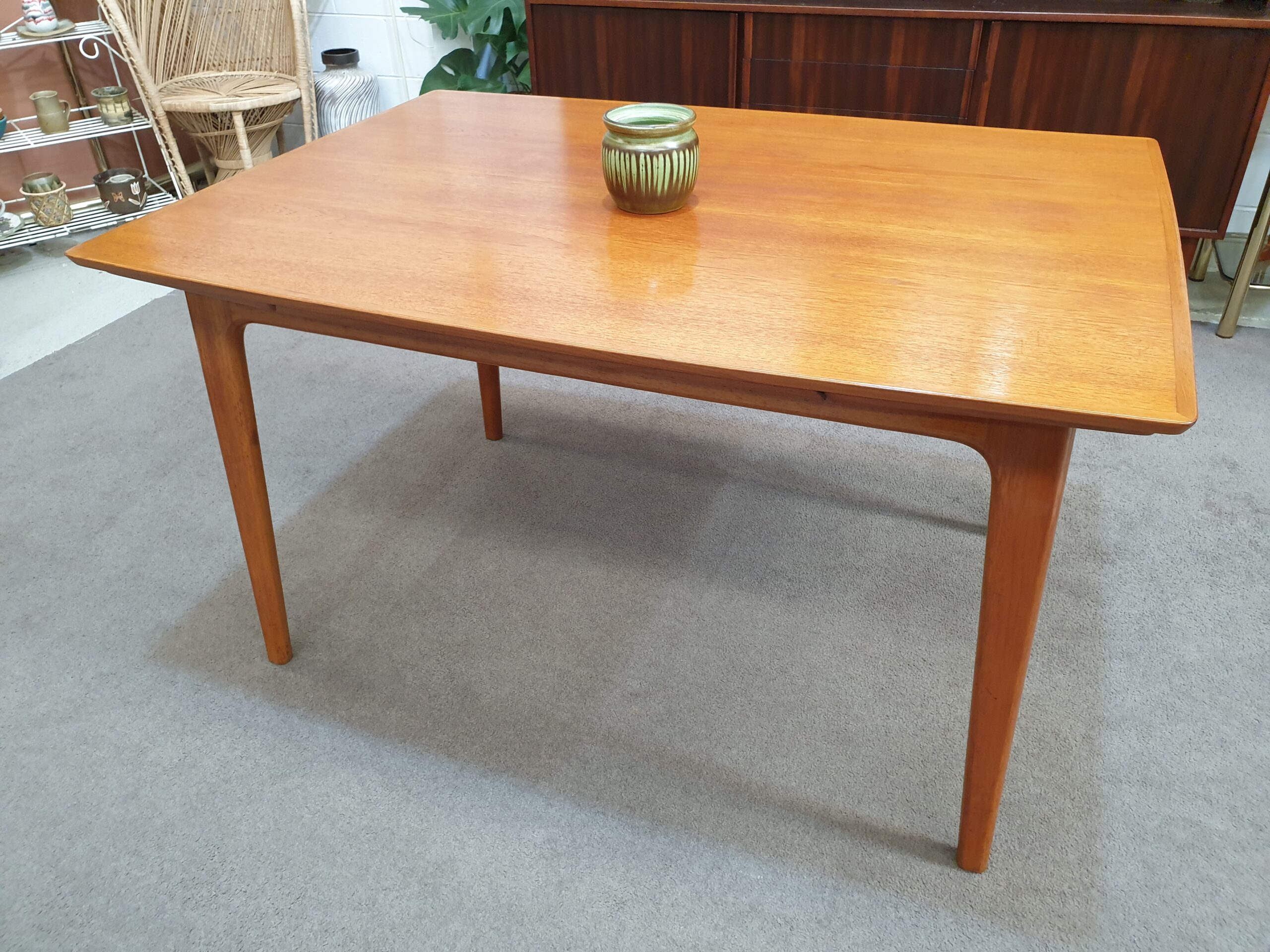 Retro Extendable Dining Kitchen Table NOBLETT - Hilton and Main